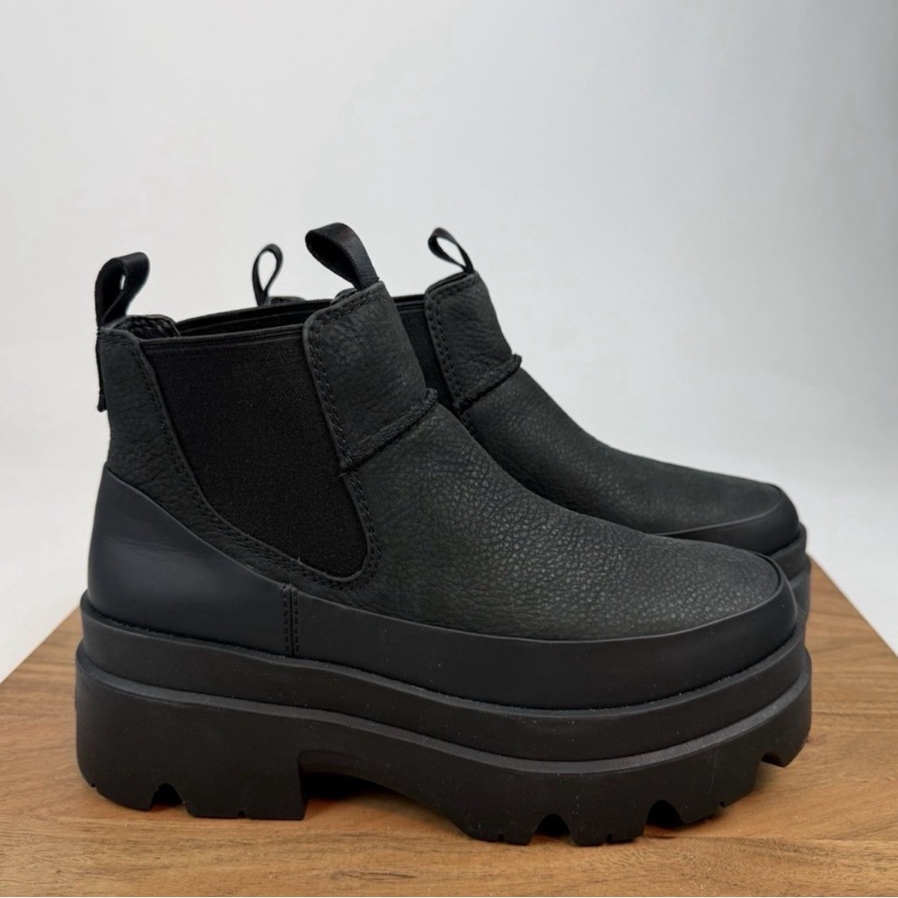 NEW NWOB Women’s UGG Brisbane Chelsea Black Waterproof Boots size 9.5 M